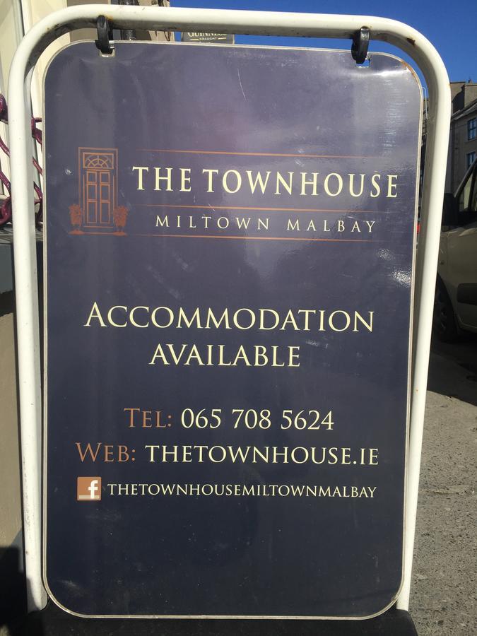 The Townhouse Bed & Breakfast Милтаун Малбей Екстериор снимка